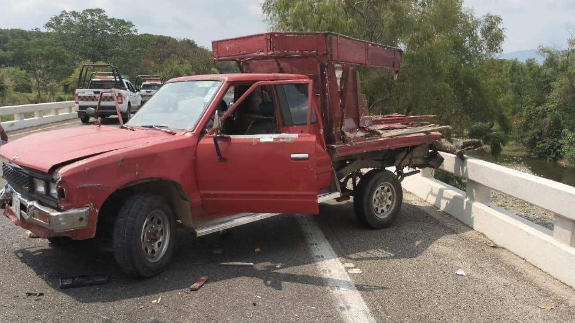 camioneta chocada en carretera